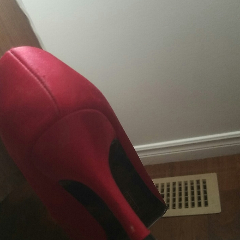 Bold Red pumps - Picture 5 of 8
